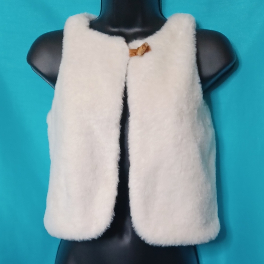 Tahari Girls Ivory Faux Fur Vest With One Tuggle Button Front Closure. Size 8